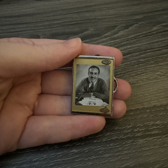 Walt Disney Suitcase Booster Pack - Walt Leaning Forward Only - Picture 1 of 2